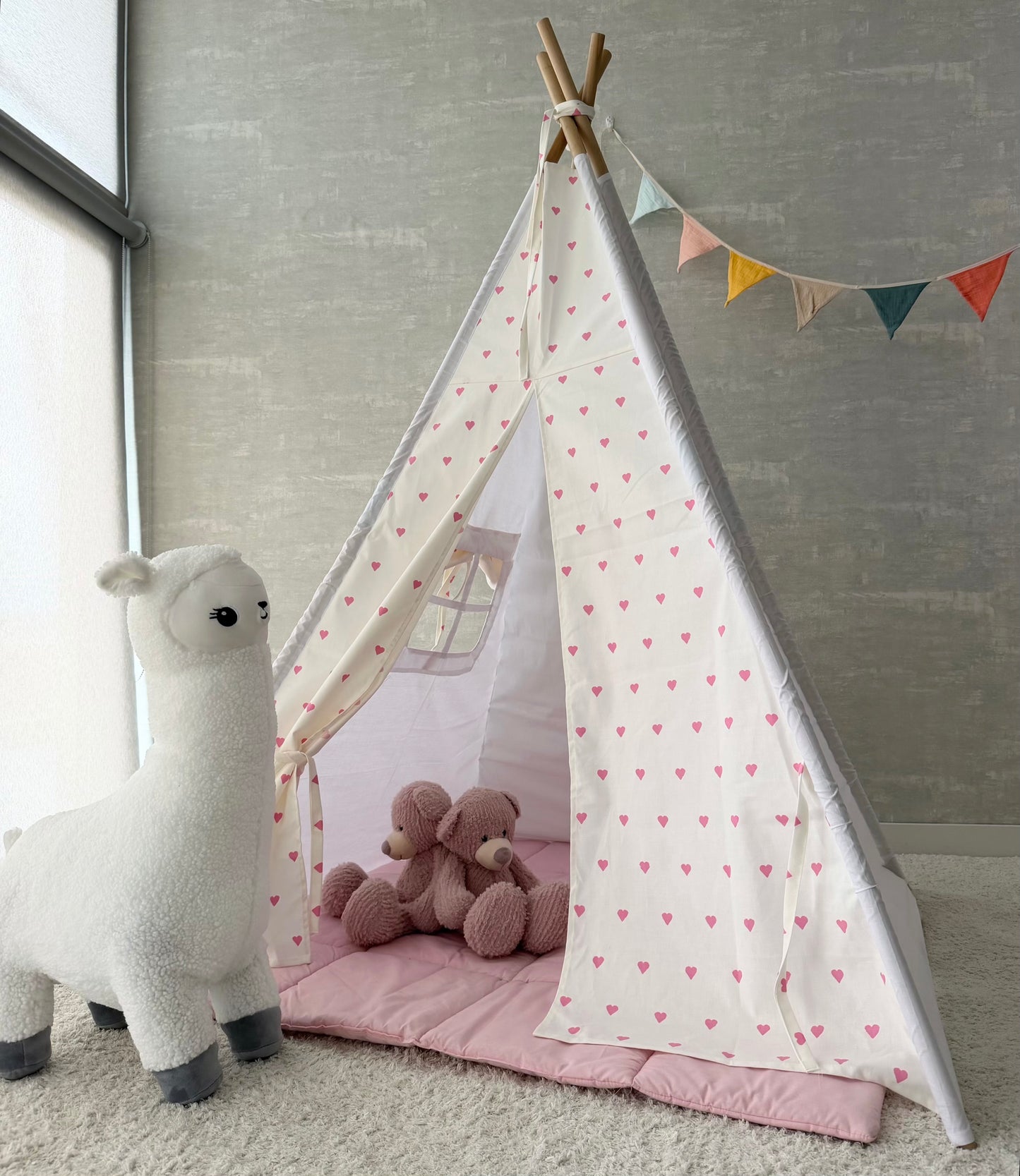 Teepee with hearts white