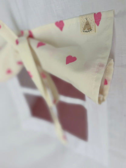 Teepee with hearts white