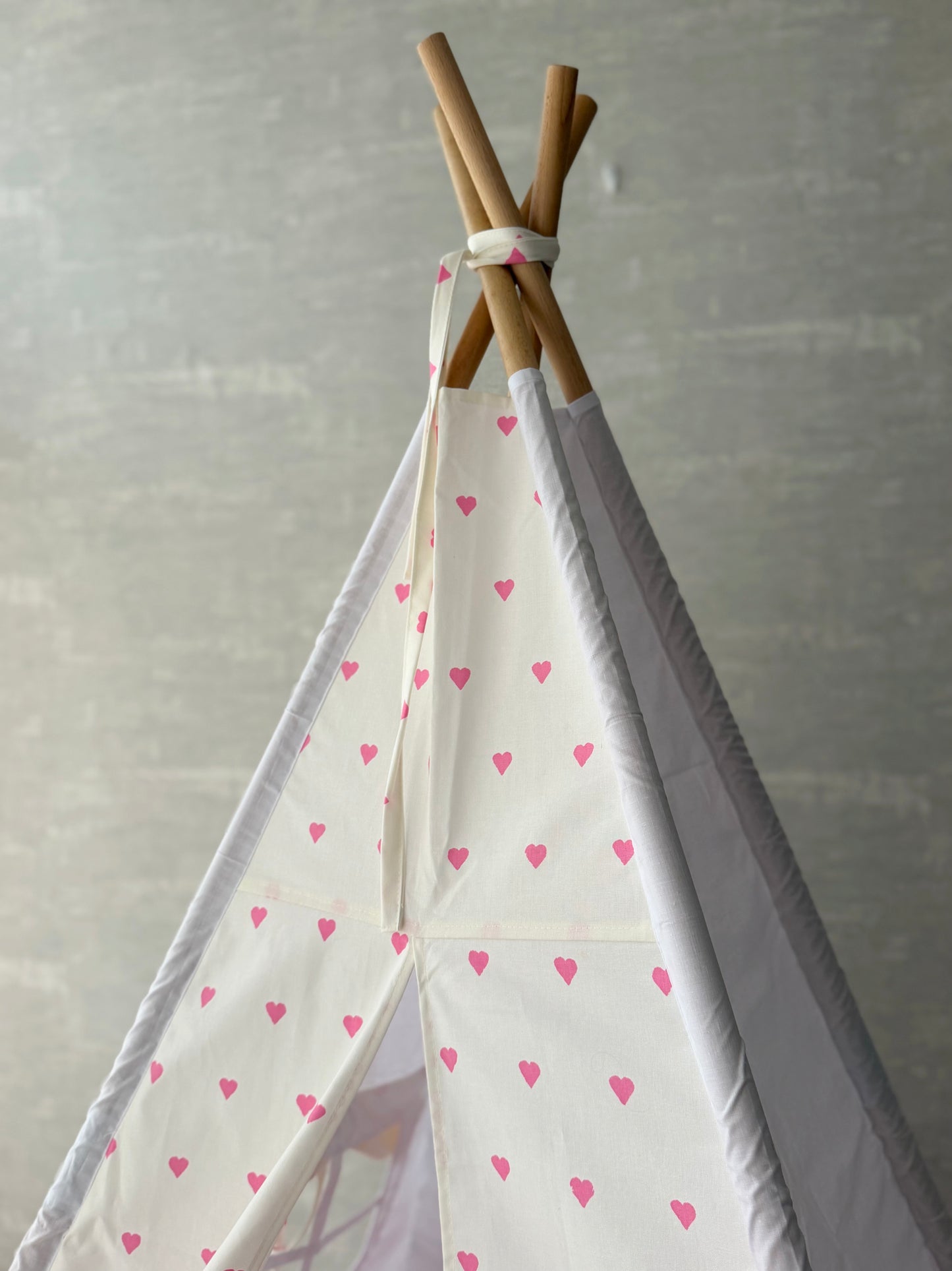Teepee with hearts white