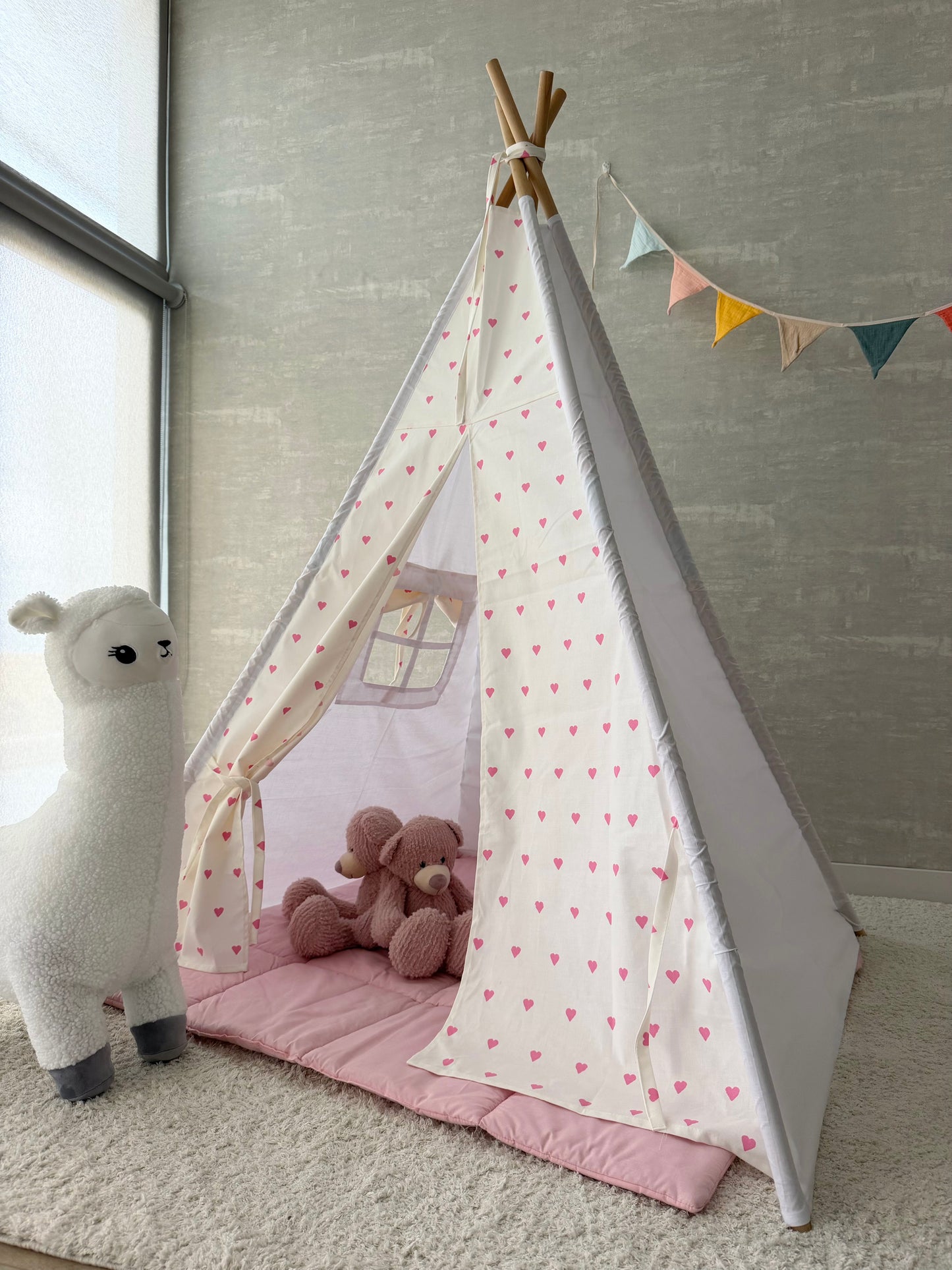 Teepee with hearts white